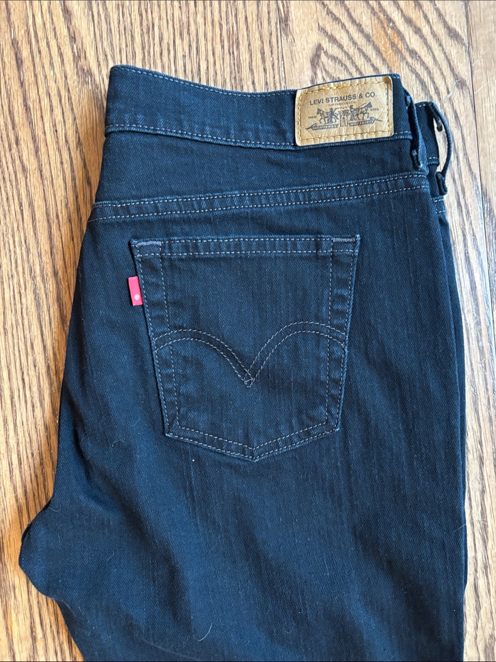 NWOT Size 12 S Levi's Black Cropped Ankle Jeans with Red Tab